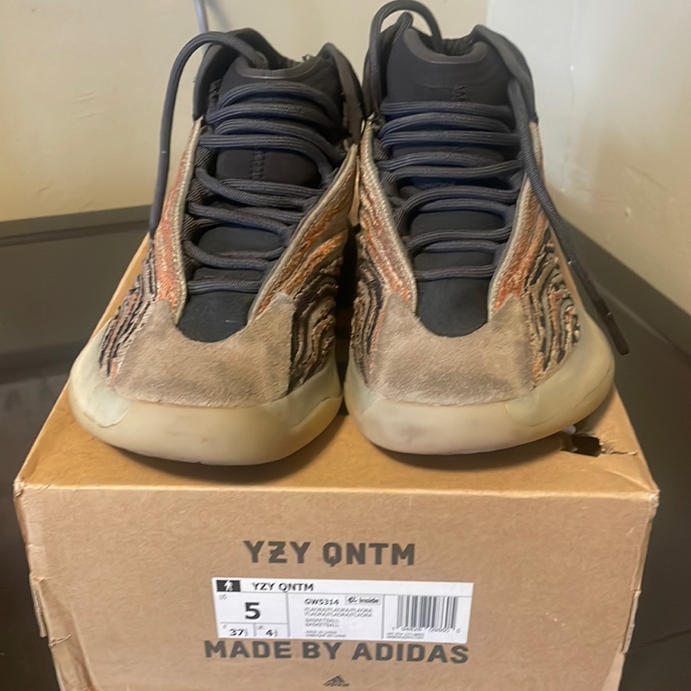 Yeezy Quantum Flaora used. Damage to shoelaces as it did belong to my 7 yr old.
